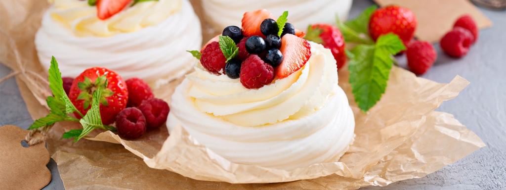 Pavlova com Frutas Vermelhas e Morango