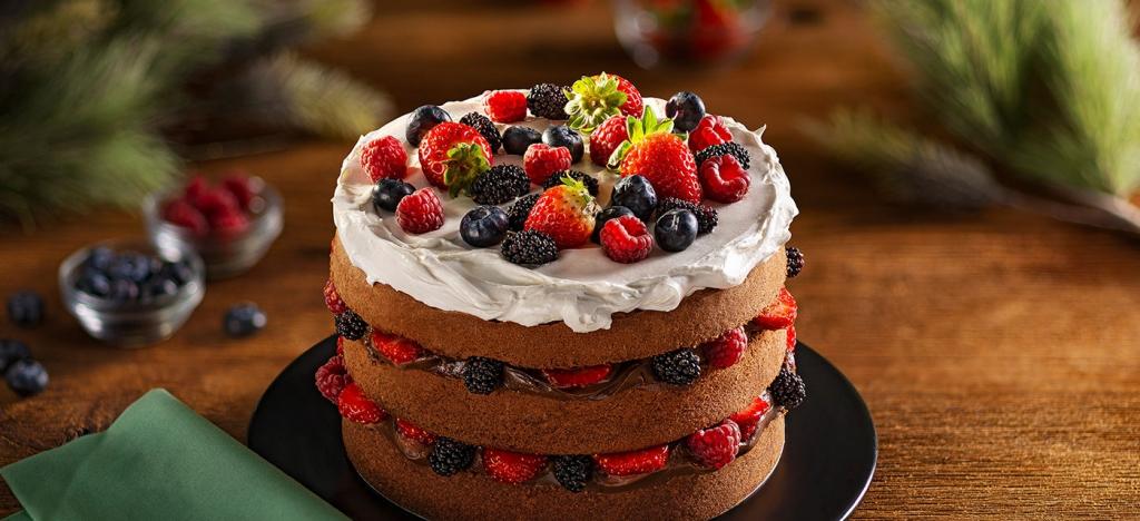 Naked Cake de Brigadeiro e Frutas Vermelhas
