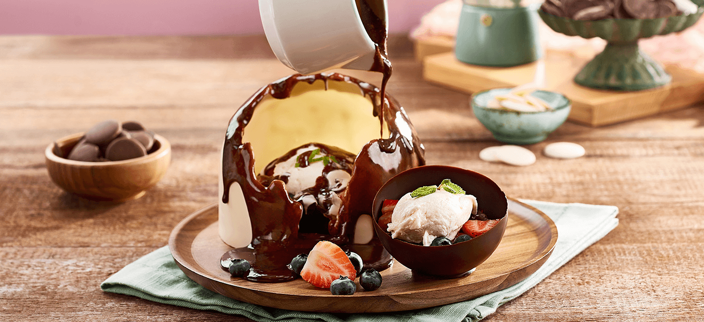 Esfera de chocolate recheada com brownie